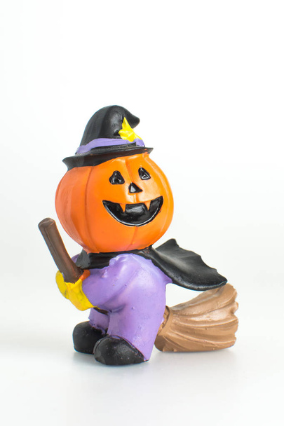 halloween abóbora cabeça bruxa com um chapéu e vassoura fundo branco - Foto, Imagem