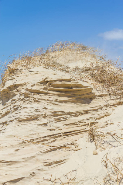 背景の青空と風によって砂の構造 - 写真・画像
