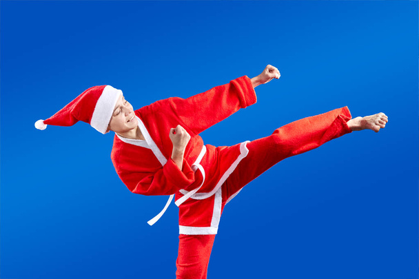 Удар ногой бьет спортсмена в костюме Санта-Клауса
 - Фото, изображение