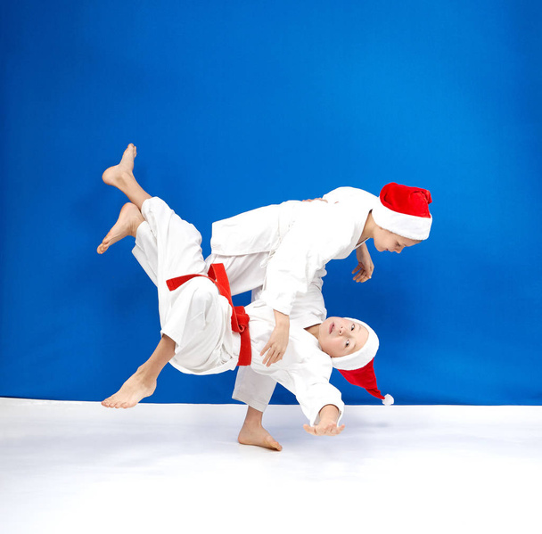 Na niebieskim tle dwóch sportowców trenować judo rzutów - Zdjęcie, obraz