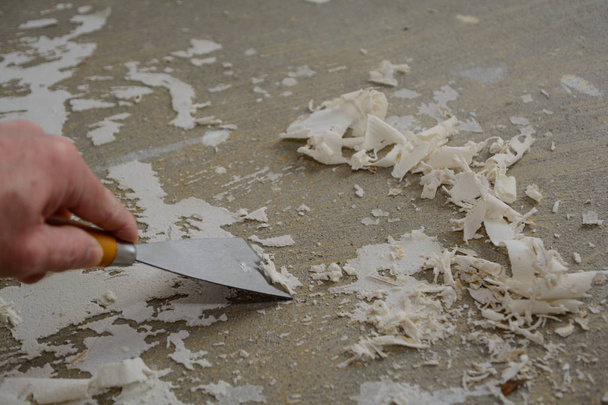 Ремесленник удаляет клей с помощью инструмента
 - Фото, изображение