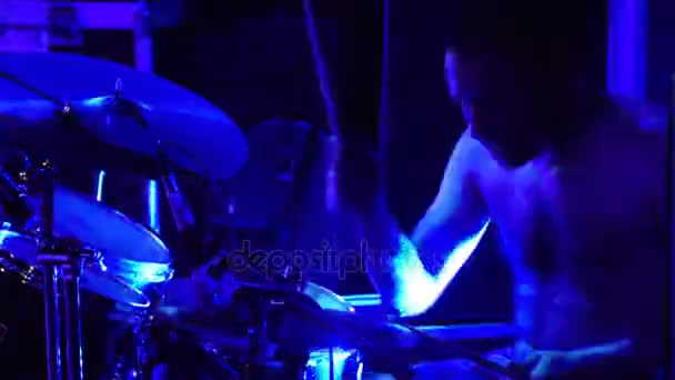 der Schlagzeuger spielt Schlagzeug - Filmmaterial, Video