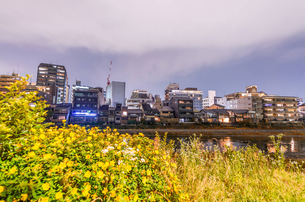 Edifici di Kyoto con riflessi fluviali, Giappone
 - Foto, immagini
