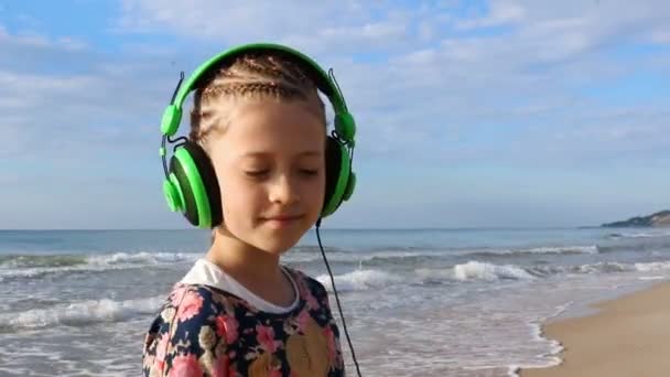 Meisje met groene hoofdtelefoon - Video