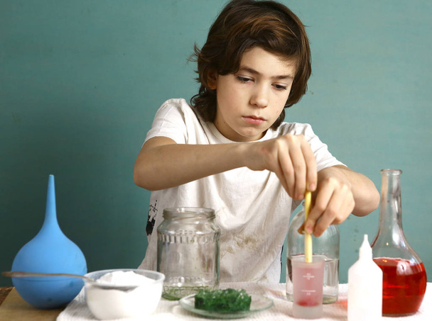 мальчик делает химические эксперименты с реагентом
 - Фото, изображение