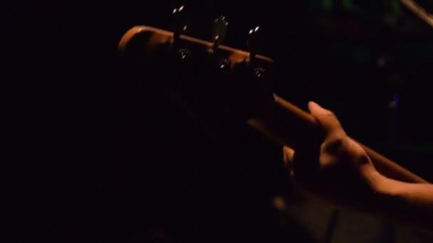 tocar la guitarra en concierto
 - Metraje, vídeo