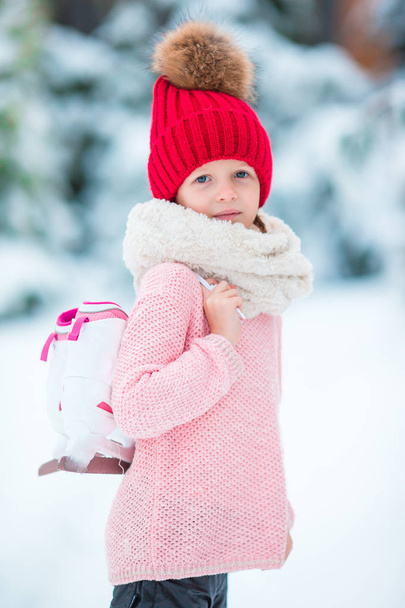 Adorabile bambina che va a pattinare in inverno giorno di neve all'aperto
 - Foto, immagini