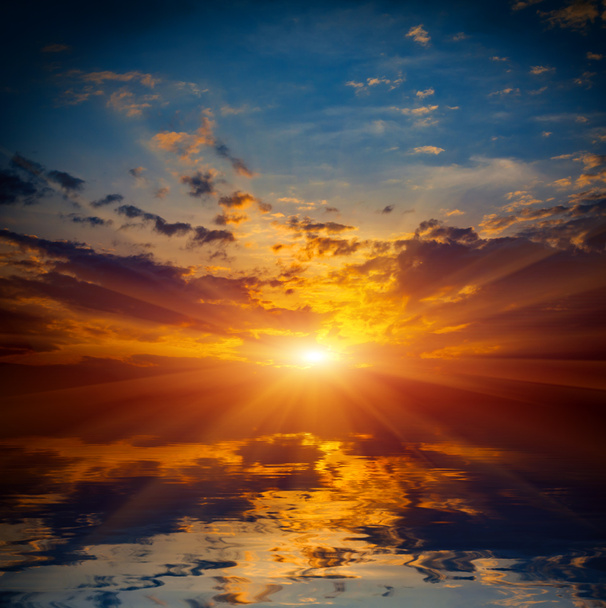 Захід сонця над водою
 - Фото, зображення