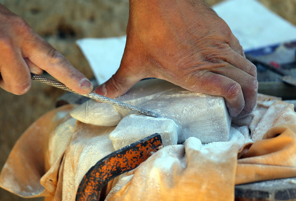 expert craftsman and stone sculpting - Foto, afbeelding