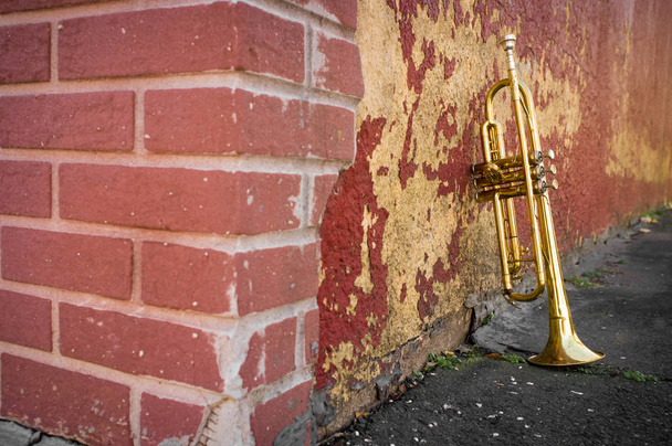 velho trompete parede de tijolo
 - Foto, Imagem