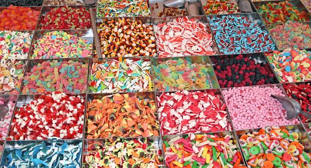 sladké cukroví a žvýkací pro prodej v candy stánek v místní značka - Fotografie, Obrázek