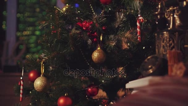 Primer plano del árbol de Navidad decorado con bolas
 - Metraje, vídeo