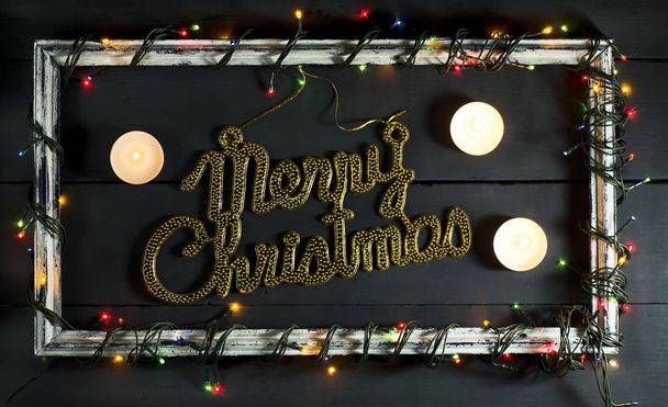 Guirlande d'arbre de Noël rayonnante sur vieux cadre avec décorations
 - Photo, image