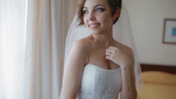 πορτρέτο του όμορφη νεαρή νύφη - Πλάνα, βίντεο