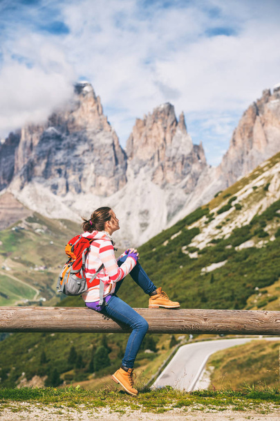girl looking at the mountains  - Foto, Imagem