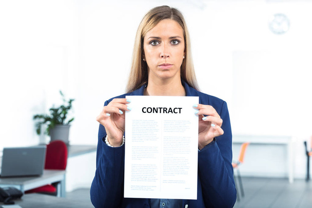 mujer en posesión y presentación de un contrato
 - Foto, imagen