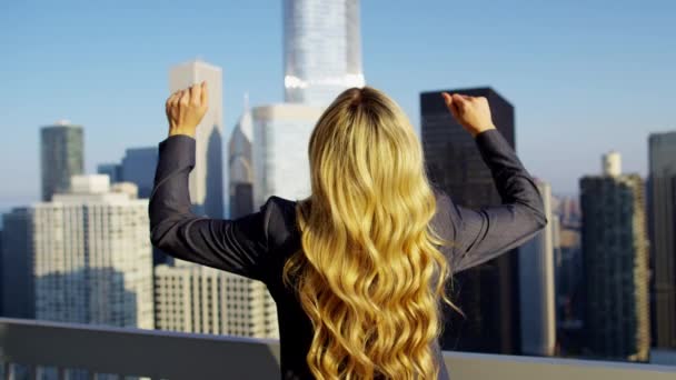 empresária celebrando o sucesso no telhado
  - Filmagem, Vídeo