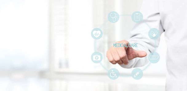Médico mano tocando iconos médicos en la pantalla virtual
 - Foto, imagen