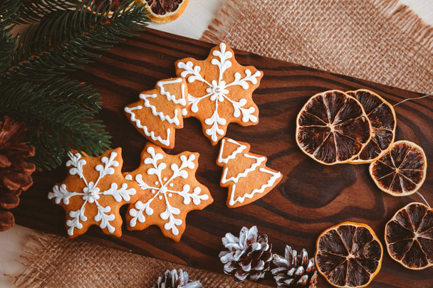 gingerbread snowflakes and Christmas trees - Foto, Imagen