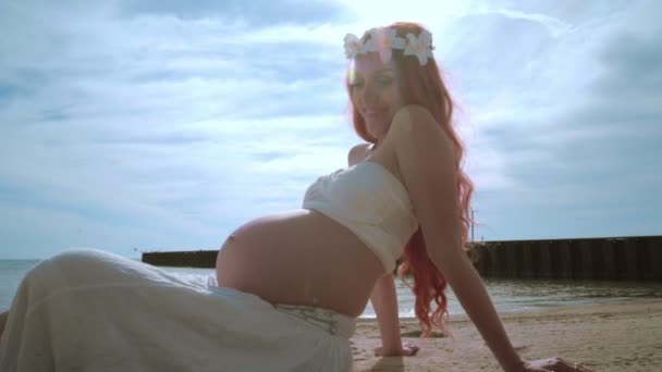 Kobieta w ciąży beach. Brzuch w ciąży. Pani w ciąży. Kobieta w ciąży - Materiał filmowy, wideo