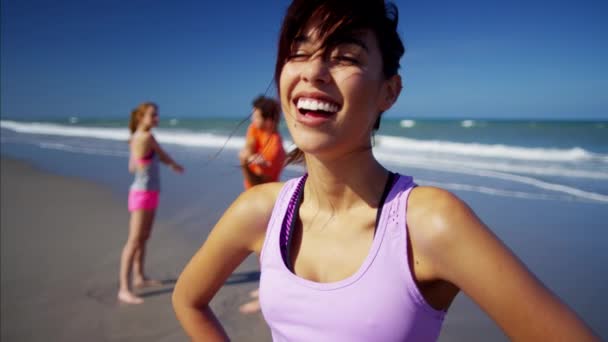 спортсменка розслабляється на пляжі
 - Кадри, відео