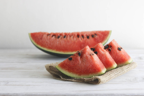 Voorraad foto vers gesneden houten achtergrond van watermeloen - Foto, afbeelding