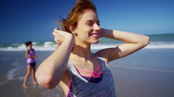 жінка насолоджується тренуванням на пляжі
 - Кадри, відео