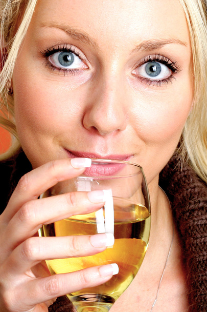 Jeune femme buvant du vin blanc
 - Photo, image