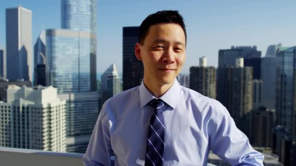 Chinese zakenman op dak - Video