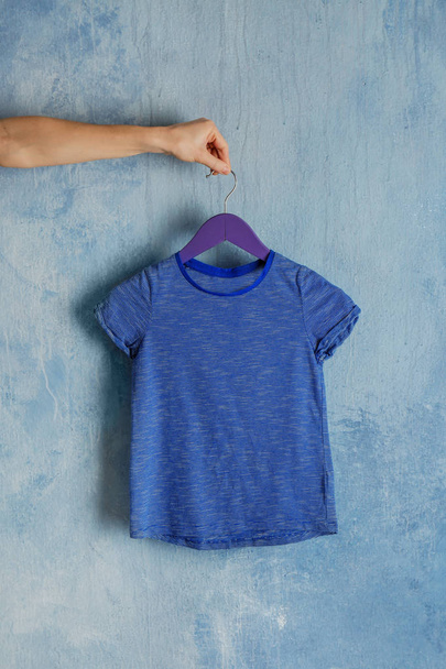 hand holding blank blue t-shirt  - Фото, зображення
