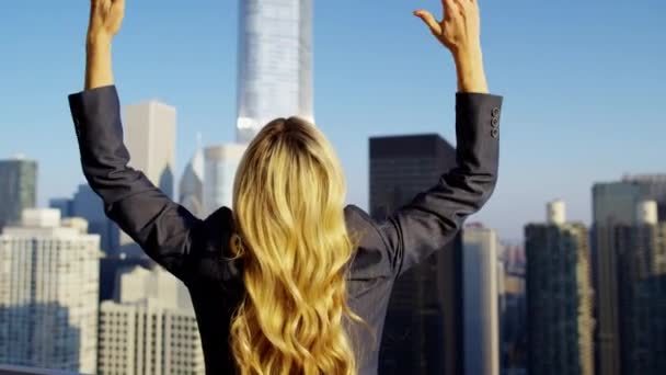 empresária celebrando o sucesso no telhado
 - Filmagem, Vídeo