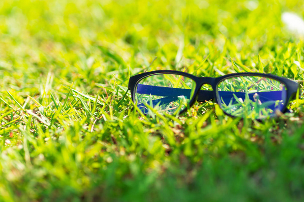 Okulary leżał na trawie w słońcu. - Zdjęcie, obraz