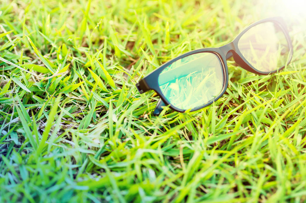 Les lunettes reposent sur l'herbe au soleil
. - Photo, image
