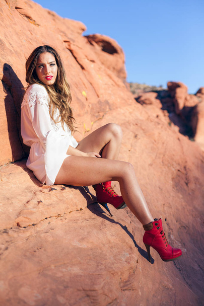 Beautiful Young American Girl Model Wearing White In Red Rocky Desert. - Zdjęcie, obraz
