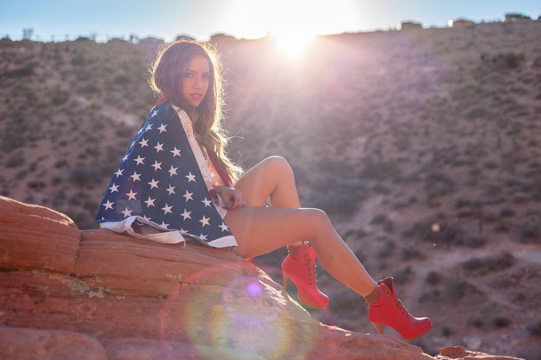 Beautiful Young American Girl Model Looking Seductive In Red Rocky Desert - Foto, Imagem