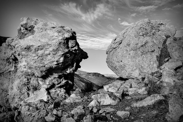 Big Rocks no deserto em preto e branco, EUA
 - Foto, Imagem