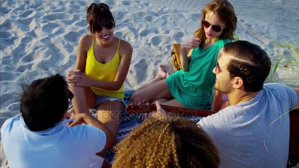 Menschen genießen Party am Strand - Filmmaterial, Video