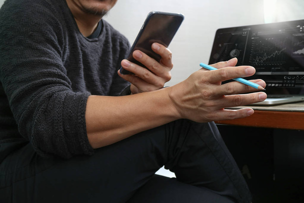 Designer χέρι χρησιμοποιώντας κινητές πληρωμές online αγορές, omni κανάλι - Φωτογραφία, εικόνα