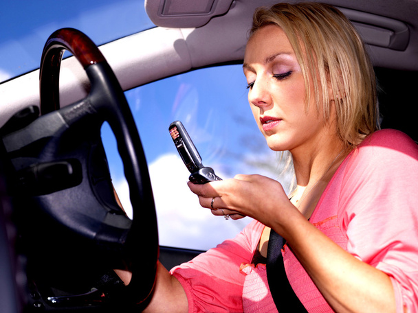 Fiatal nő vezetés tárcsázási mobiltelefon - Fotó, kép