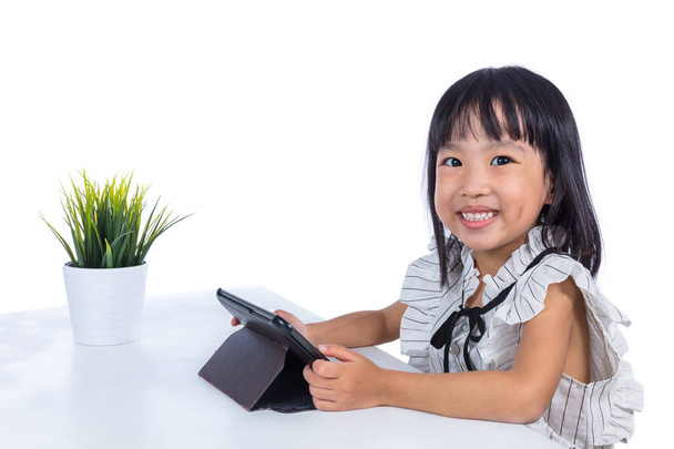 Smiling Asian Chinese little office lady with tablet - Foto, imagen