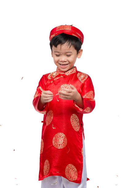 Feliz niño vietnamita en rojo Ao Dai celebrando el Año Nuevo
  - Foto, imagen