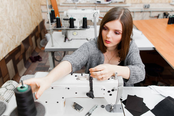 Seamstress fixing thread on sewing machine - Φωτογραφία, εικόνα