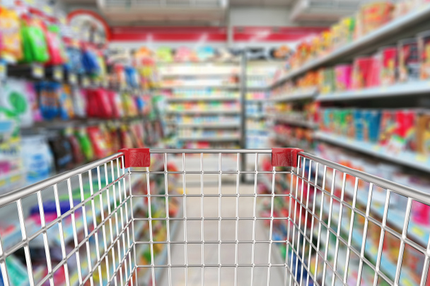 Bevásárlókocsi sikátorban szupermarket - Fotó, kép