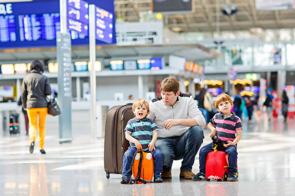 父と一緒に旅行、空港で 2 つの小さな子供 - 写真・画像
