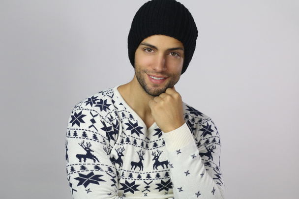 Carino uomo indossa un maglione di Natale
 - Foto, immagini