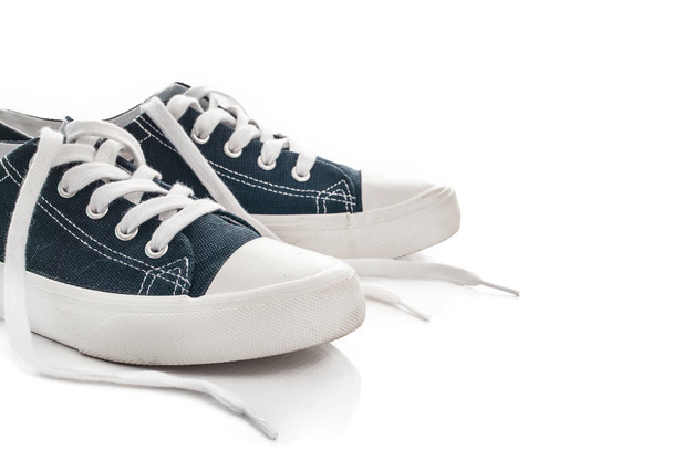 Нові сині кросівки на білому тлі
 - Фото, зображення