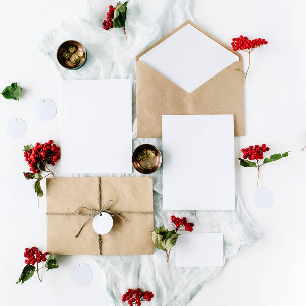 Wedding invitation cards, craft envelopes - Fotografie, Obrázek