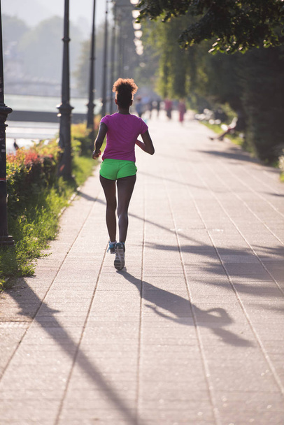 african american woman jogging in the city - Foto, Bild