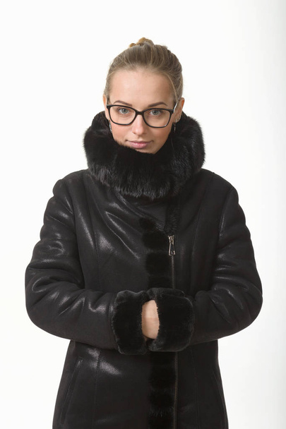dívka v zimní Černý kabát na bílém pozadí - Fotografie, Obrázek
