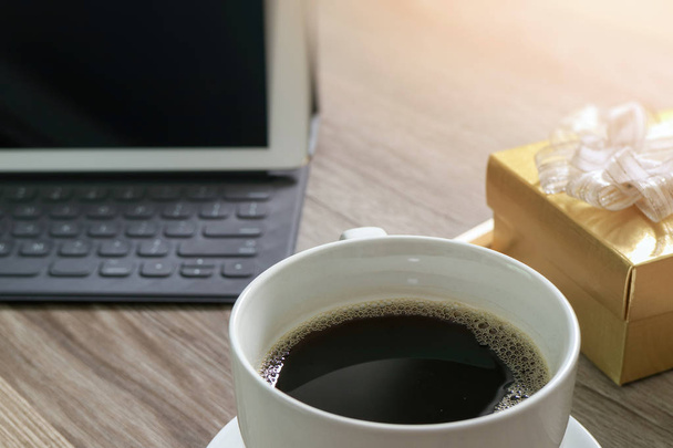 Šálek kávy a digitální stolní dok klávesnice smart, zlaté krabičky - Fotografie, Obrázek